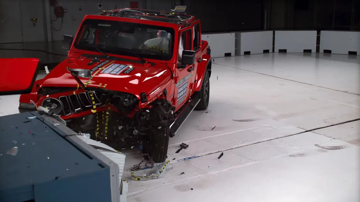 Jeep Wrangler после удара о стену