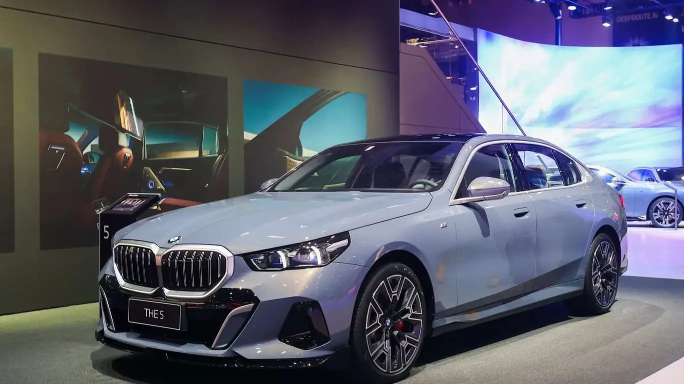 BMW 5 Series на автосалоне в Шанхае