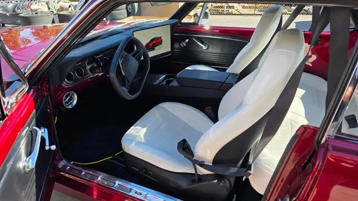 Mustang с начинкой Tesla Model 3