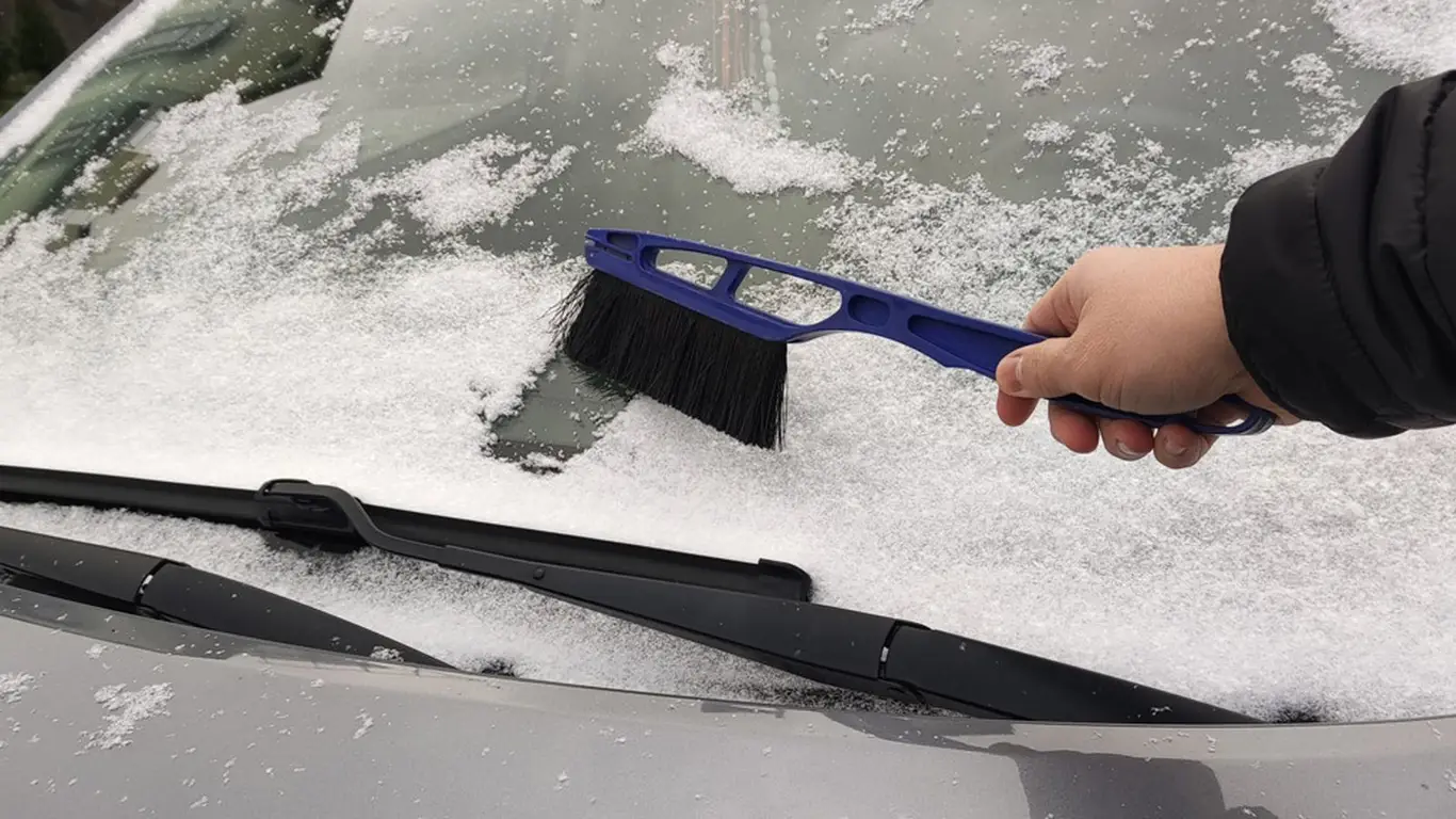 Очистка стекла авто зимой