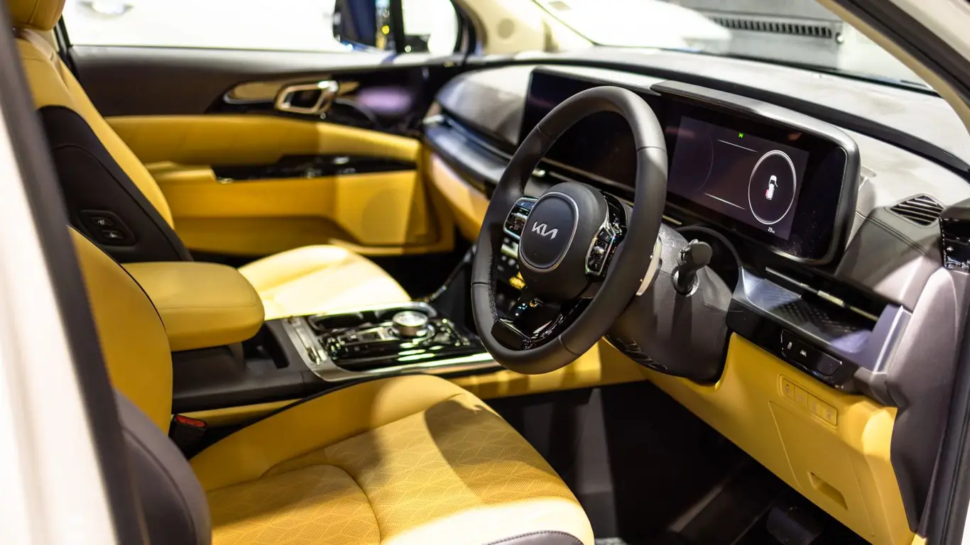 Яркий салон автомобиля