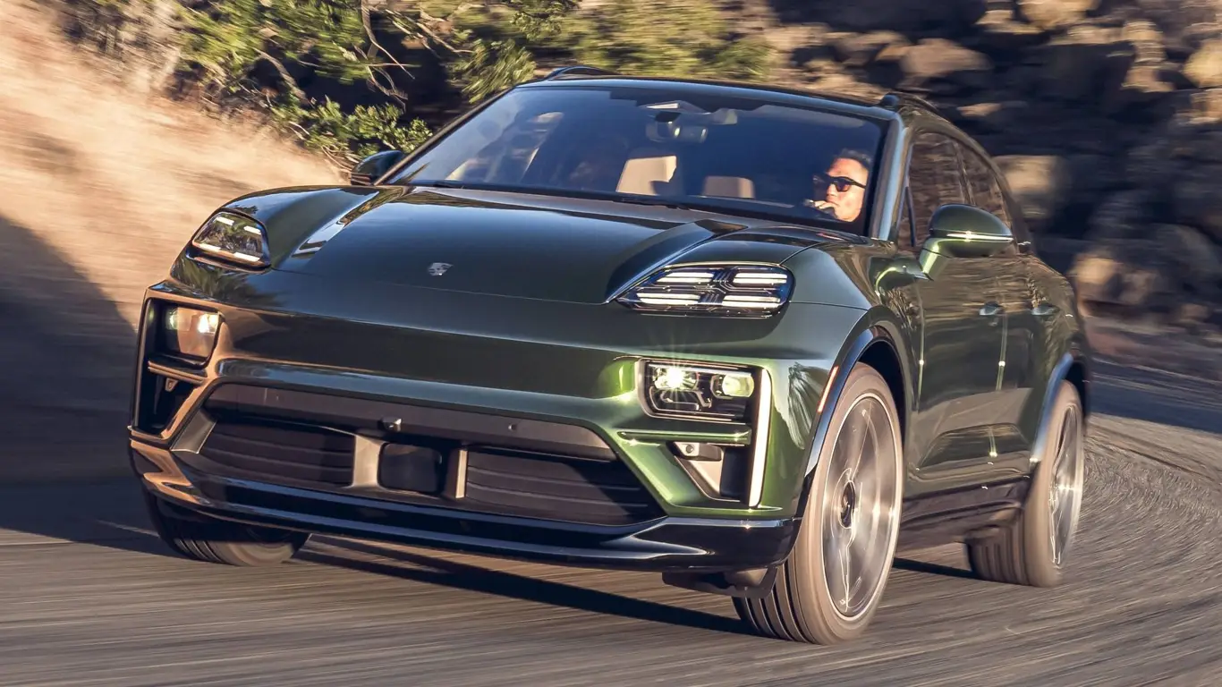 Никогда такого небыло и вот опять: новейшая модель Porsche оказалась с деффектиком