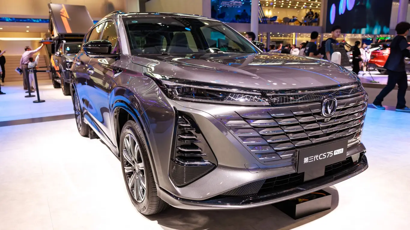 Грядёт сенсация на рынке SUV: три экрана, 233 л.с. и премиум внутри едут в Россию