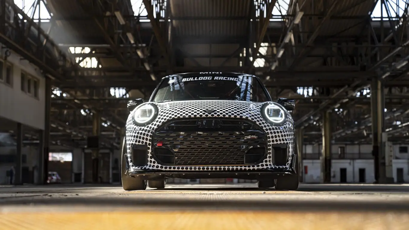 Гоночный MINI с ручной росписью: в 2025 году он станет самой яркой машиной Нюрбургринга