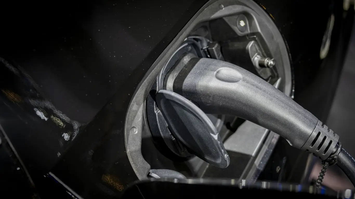 Как экономить на электричестве в доме имея электромобиль: найдено простое решение