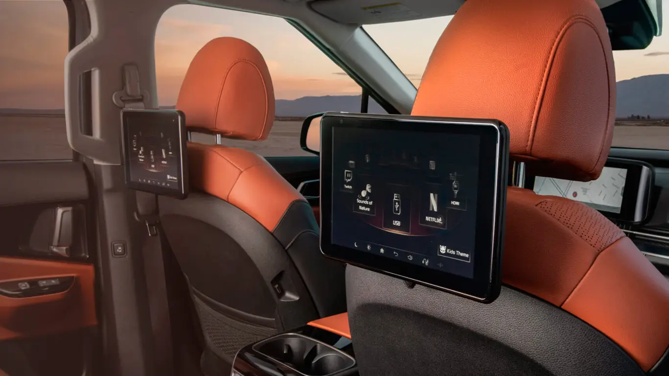 Netflix и YouTube прямо в машине: Kia превращает авто в кинотеатр на колёсах