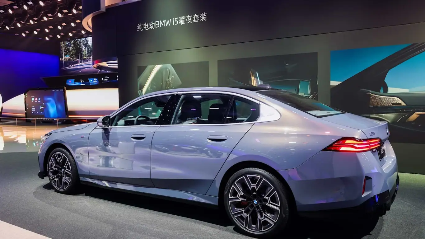 Китайская «пятёрка» получила королевский салон и гигантский экран: новинка от BMW превзошла 7 Series