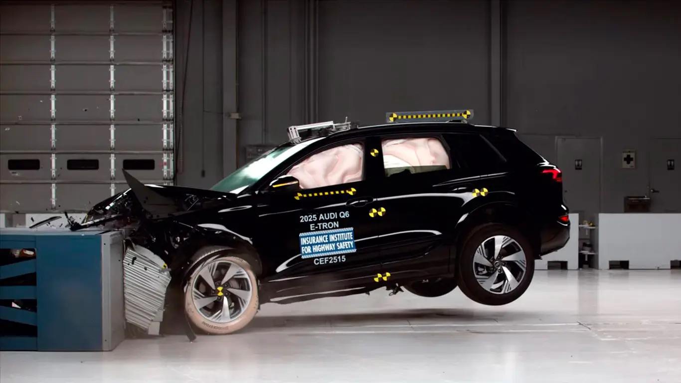 Новый Audi Q6 e-tron 2025 года разбили в хлам — IIHS в восторге