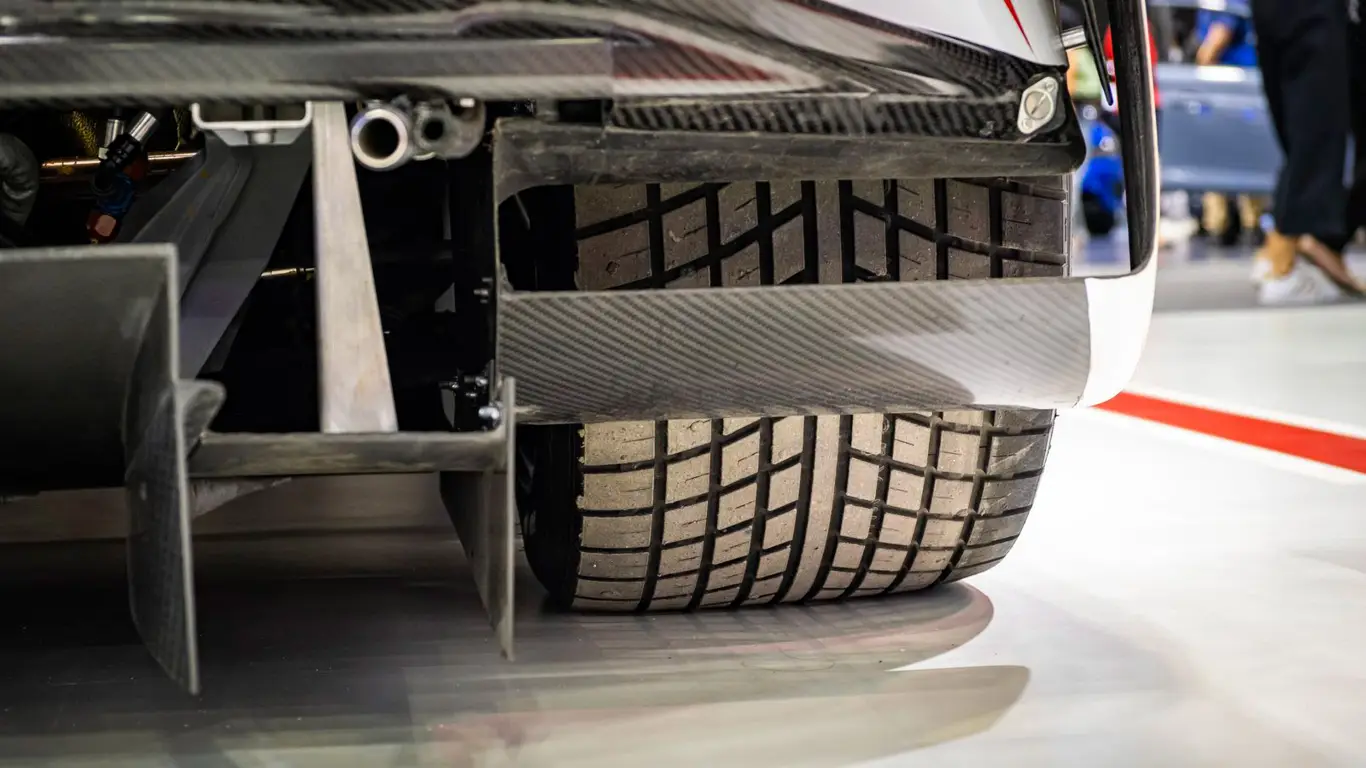 Водители массово переходят на широкую резину: модный апгрейд или смертельная ошибка?