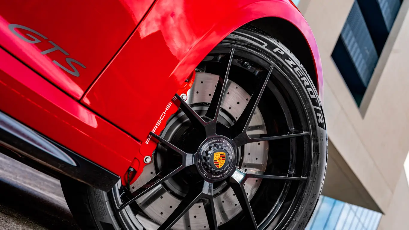 Pirelli подарила гибридному Porsche шины уровня Формулы-1, которые думают за водителя