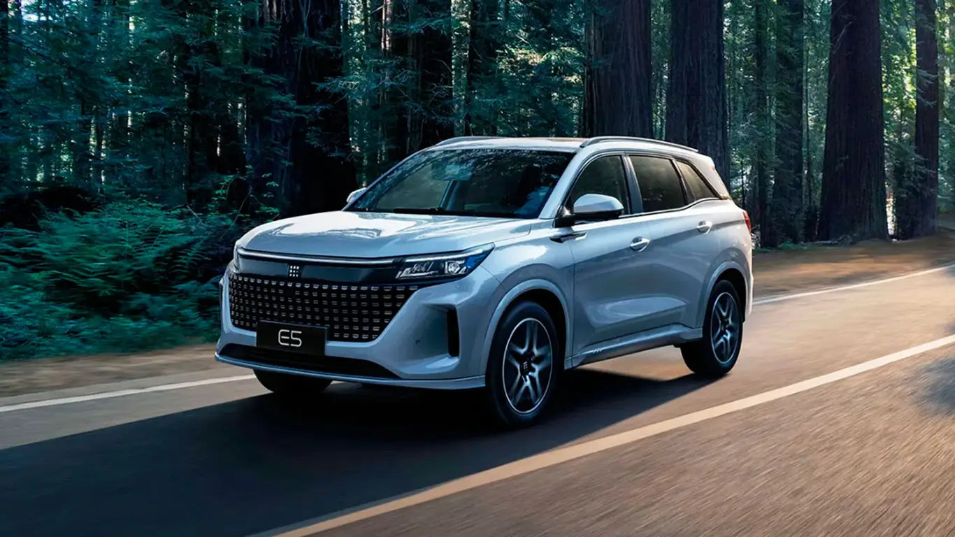 Семиместный гибрид DFSK E5 выходит в Европу — просторный SUV по цене хэтчбека