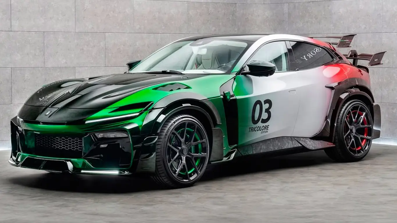 Mansory в очередной раз переделала Ferrari Purosangue, представив яркую версию с итальянским флагом