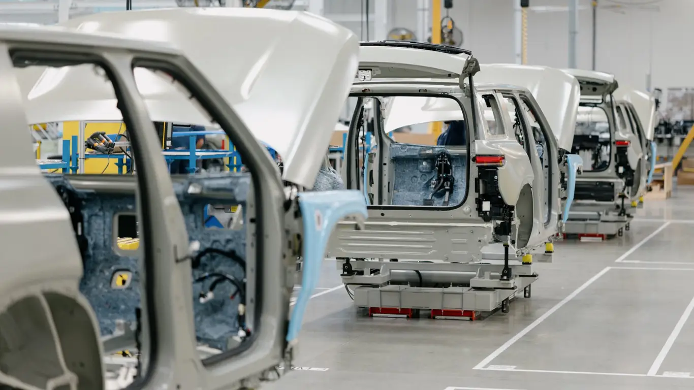 Конкурент Tesla Model Y: Rivian выводит на рынок доступный кроссовер несмотря на препятствия Трампа