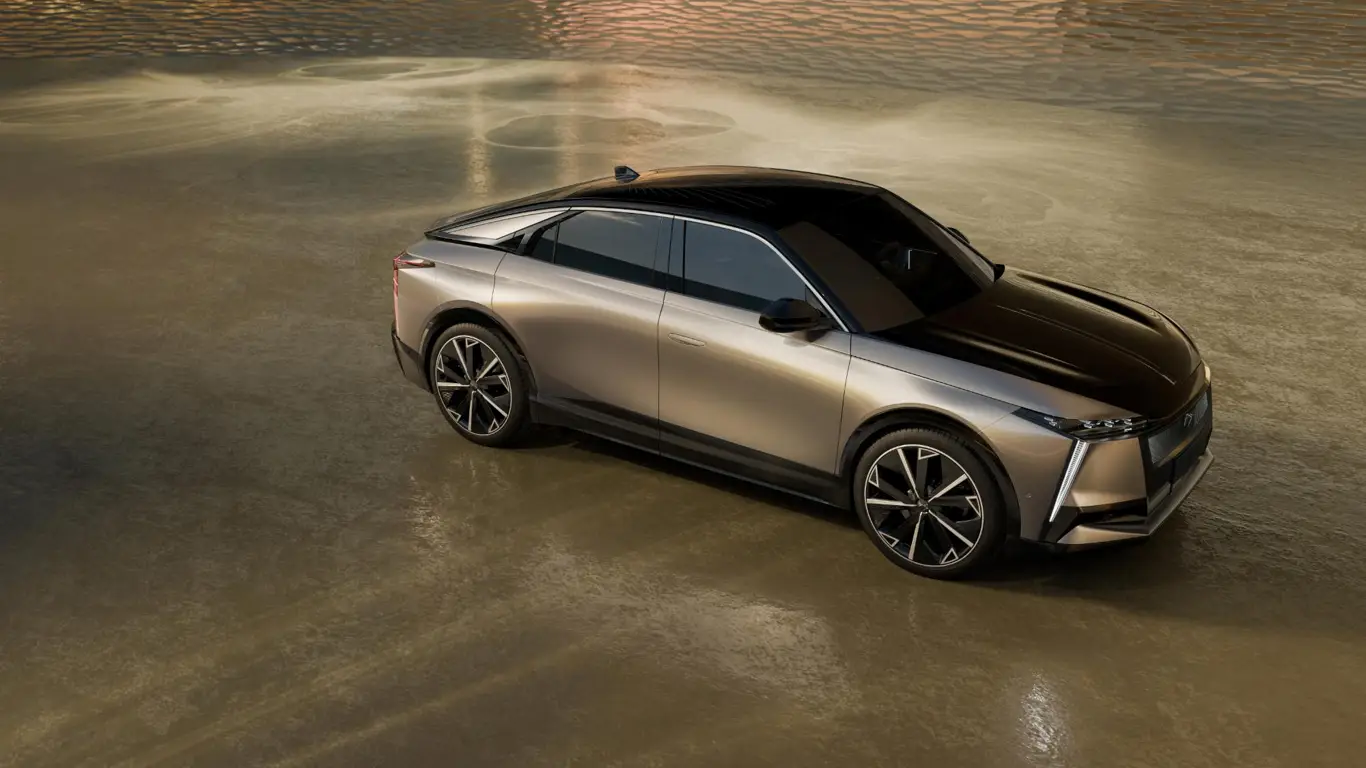 Электромобиль на вершине власти: президент Франции удивил мир своим выбором