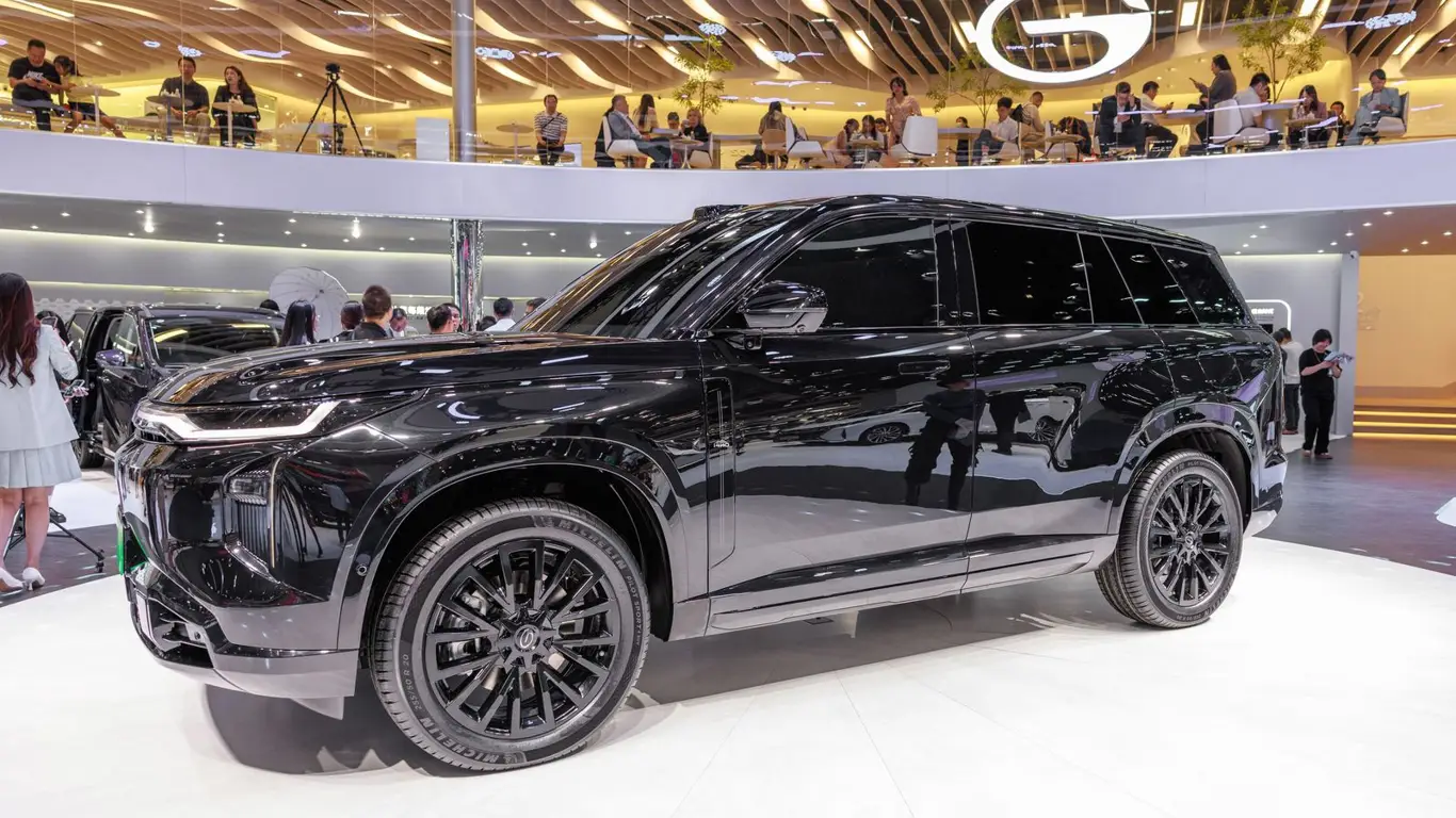 Гибрид будущего с дизайном Range Rover скоро в России: мощный Snapdragon и автономия L2++ в комплекте