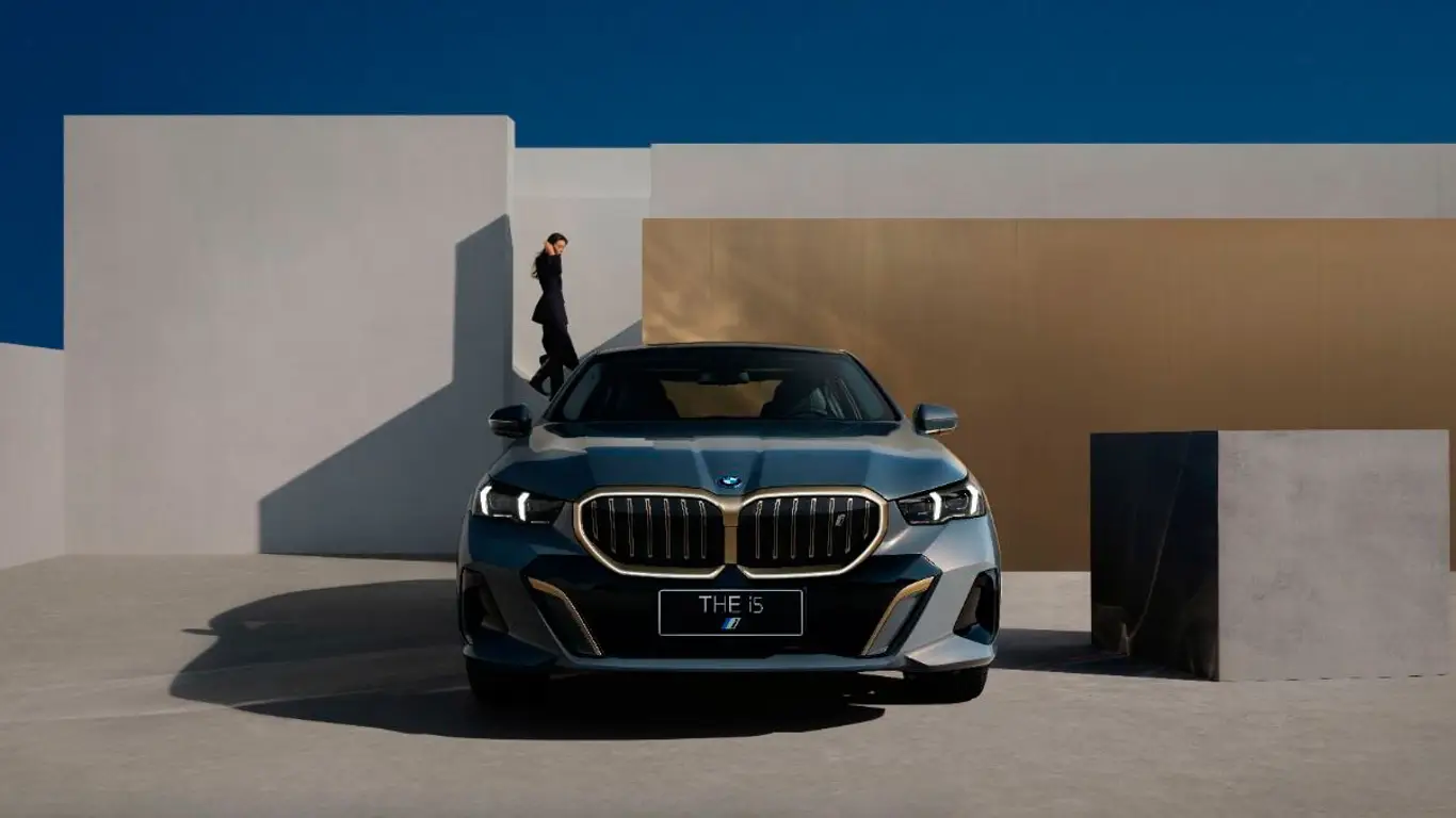 BMW устроил пластическую операцию «пятерке»: машину не узнать