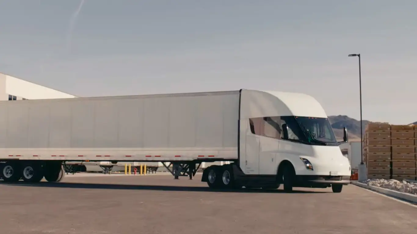 Tesla спасает водителей от столкновений с грузовиками. Главное, чтобы сами водители не вмешивались