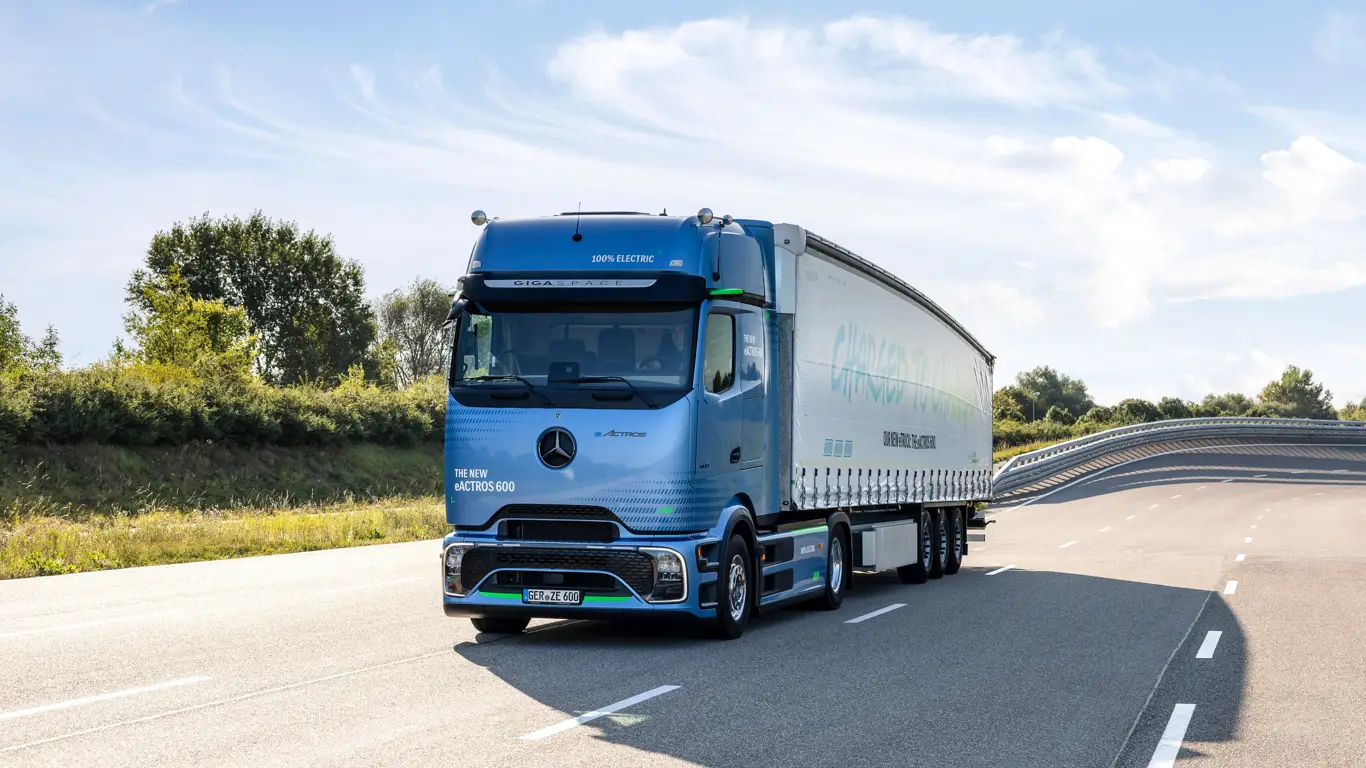 Mercedes-Benz расширяет линейку электрических грузовиков: гиганты могут проехать дальше легковушек