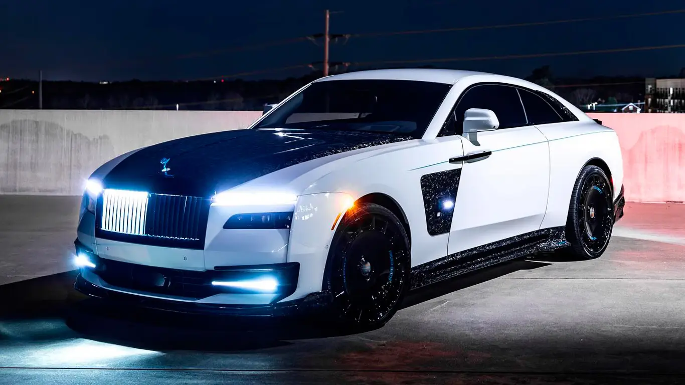 Белый, как день, Rolls-Royce Spectre превратился в ночной кошмар от Mansory