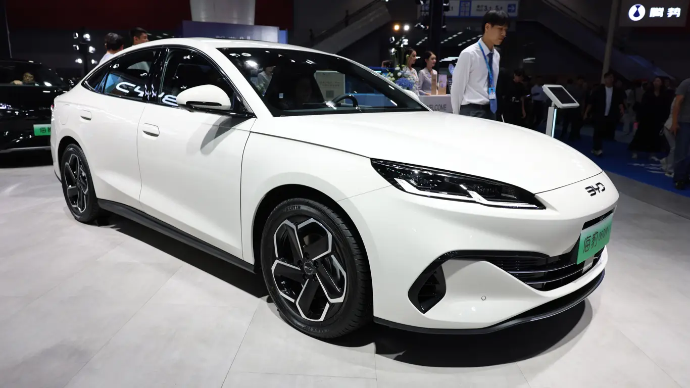 Новый китайский гибрид от BYD создан для конкуренции с BMW 330e и Skoda Superb