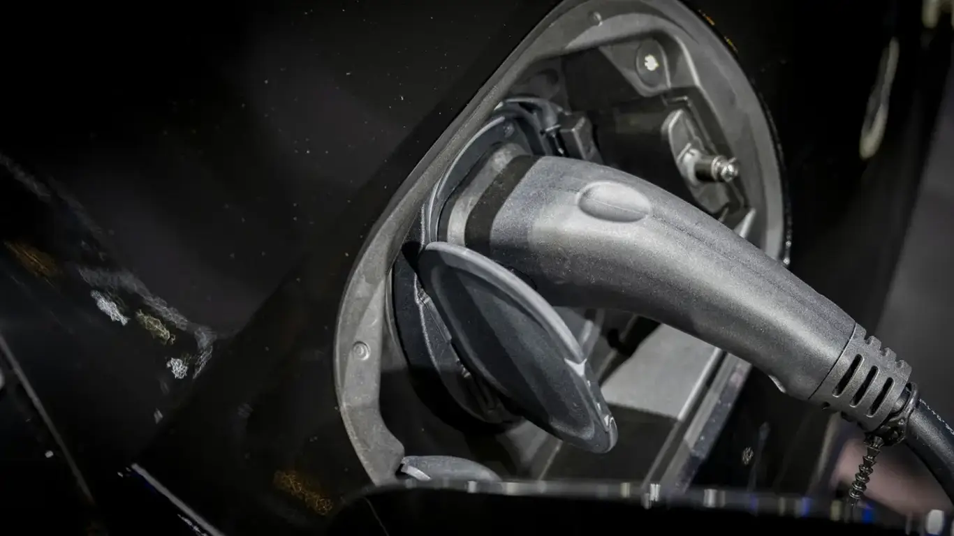 Хотите электрокар? Сначала проверьте электросеть в доме - это может быть опасно