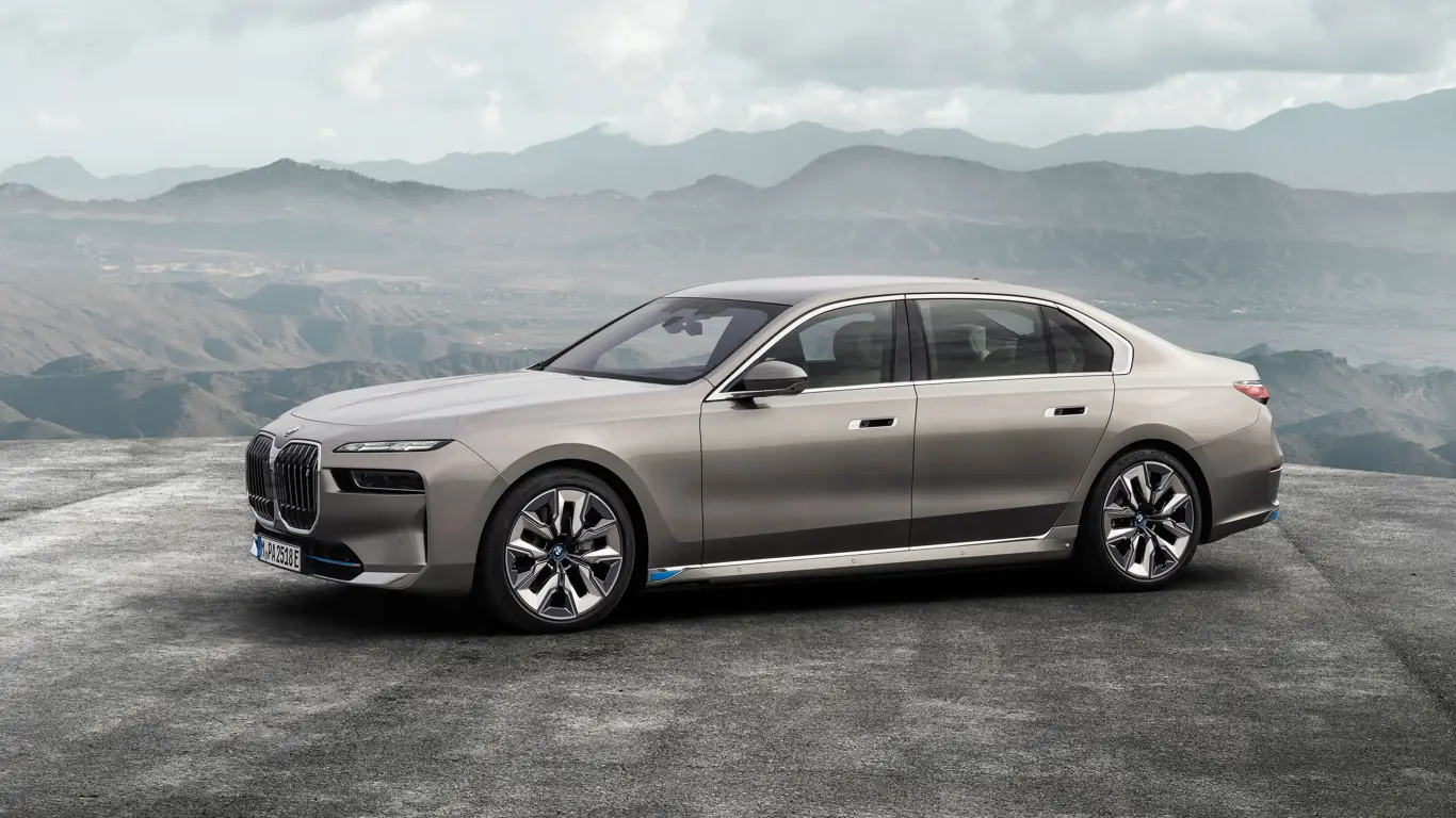 Разделенные фары, панорамный дисплей и технологии будущего — такой будет следующая «семерка» BMW