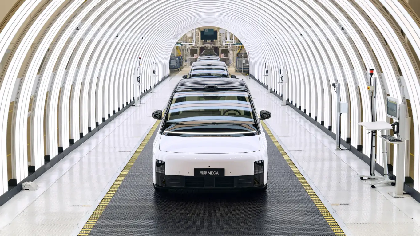 Люкс-минивэн от Li Auto с массажем и автопилотом: он будет думать за россиян