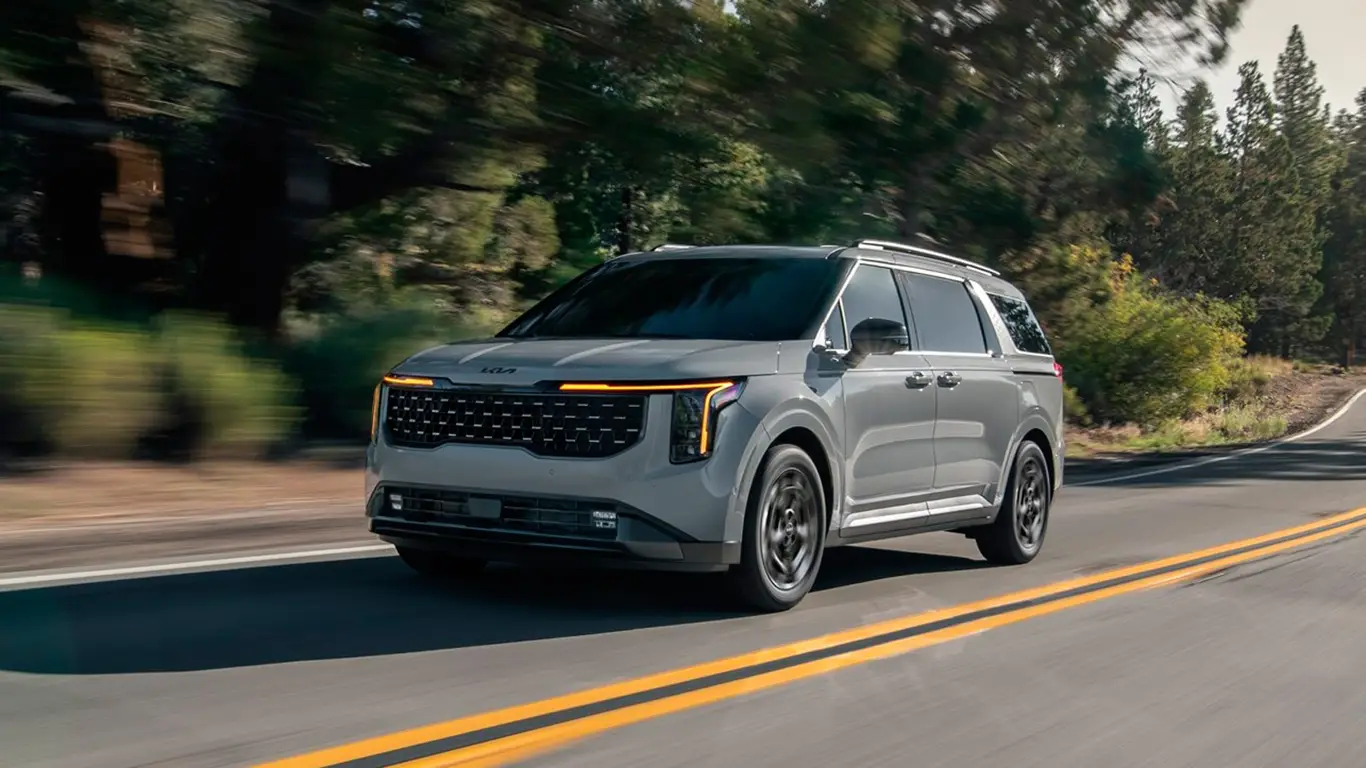 Семейный, но не бюджетный: Kia Carnival в продаже с экраном на весь салон и креслами бизнес-класса