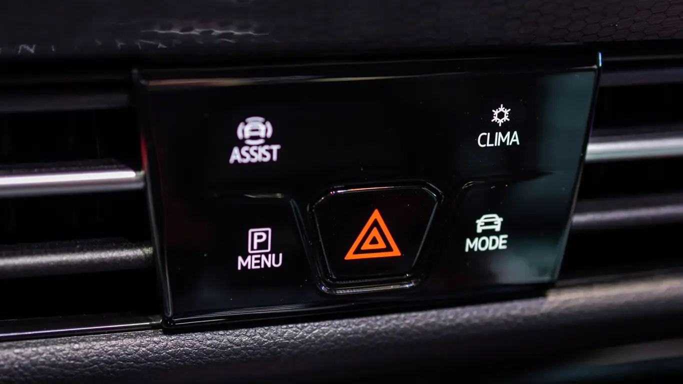 Веселая кнопка в автомобиле, которую бездумно жмут все: за это можно получить штраф