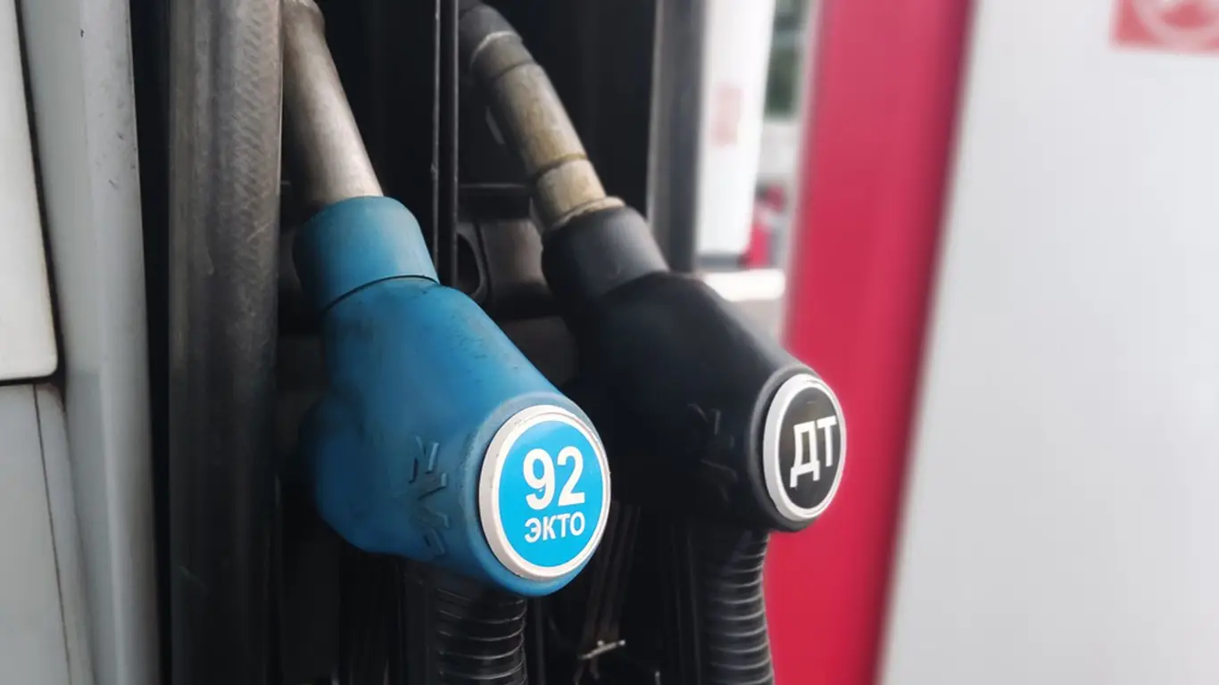 Замена масла и отказ от лишнего: что позволит снизить на треть расход топлива в поездке