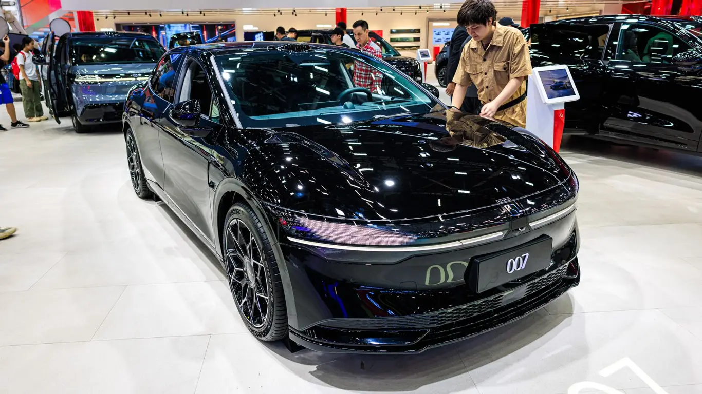 2,2 млрд китайцам мало: Geely хочет «дешево» забрать Zeekr, инвесторы бьют тревогу