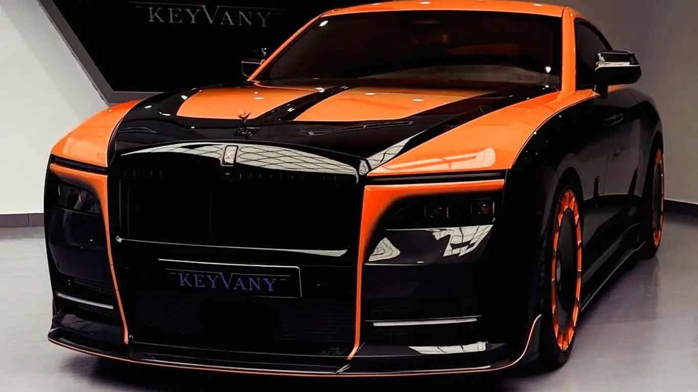 Роскошный Rolls-Royce Spectre получает яркие цвета и спорные решения