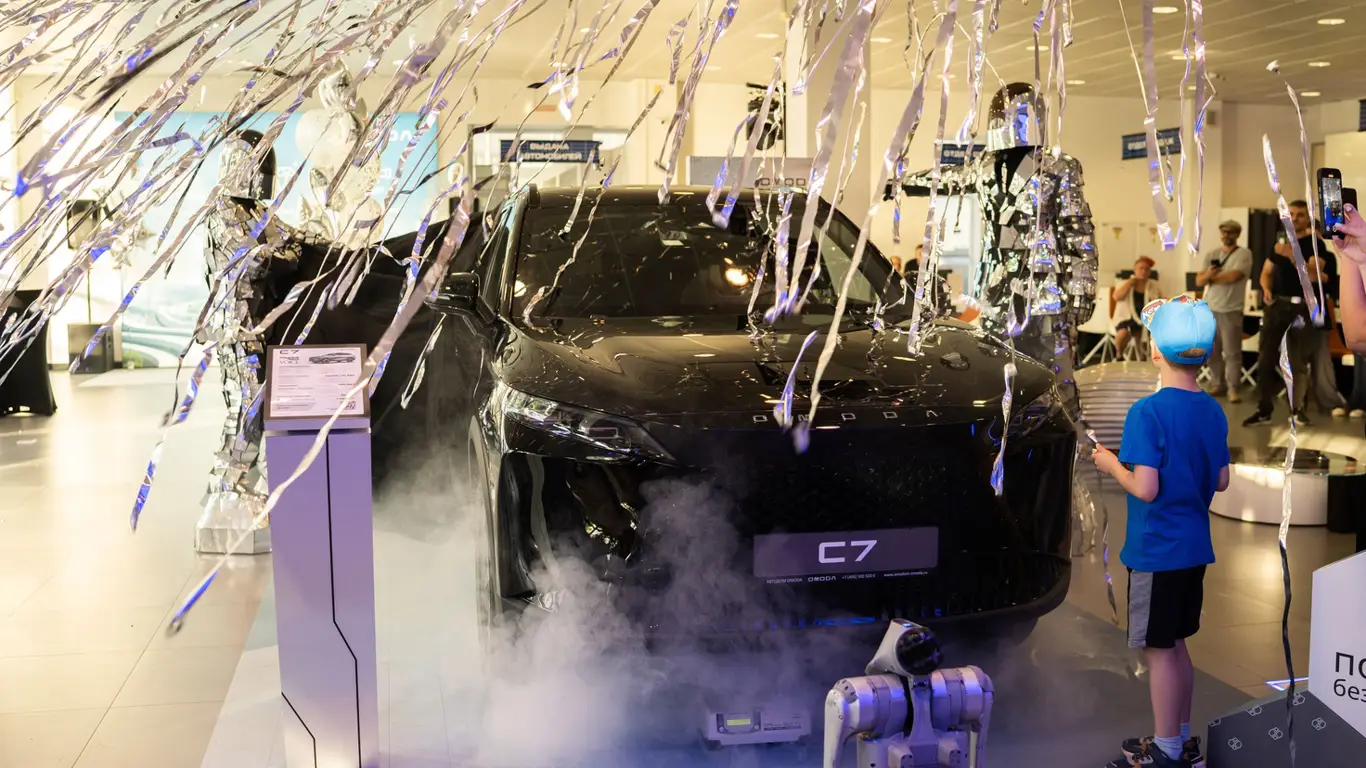 Шоу будущего и робособака: новый кроссовер ворвался в Москву