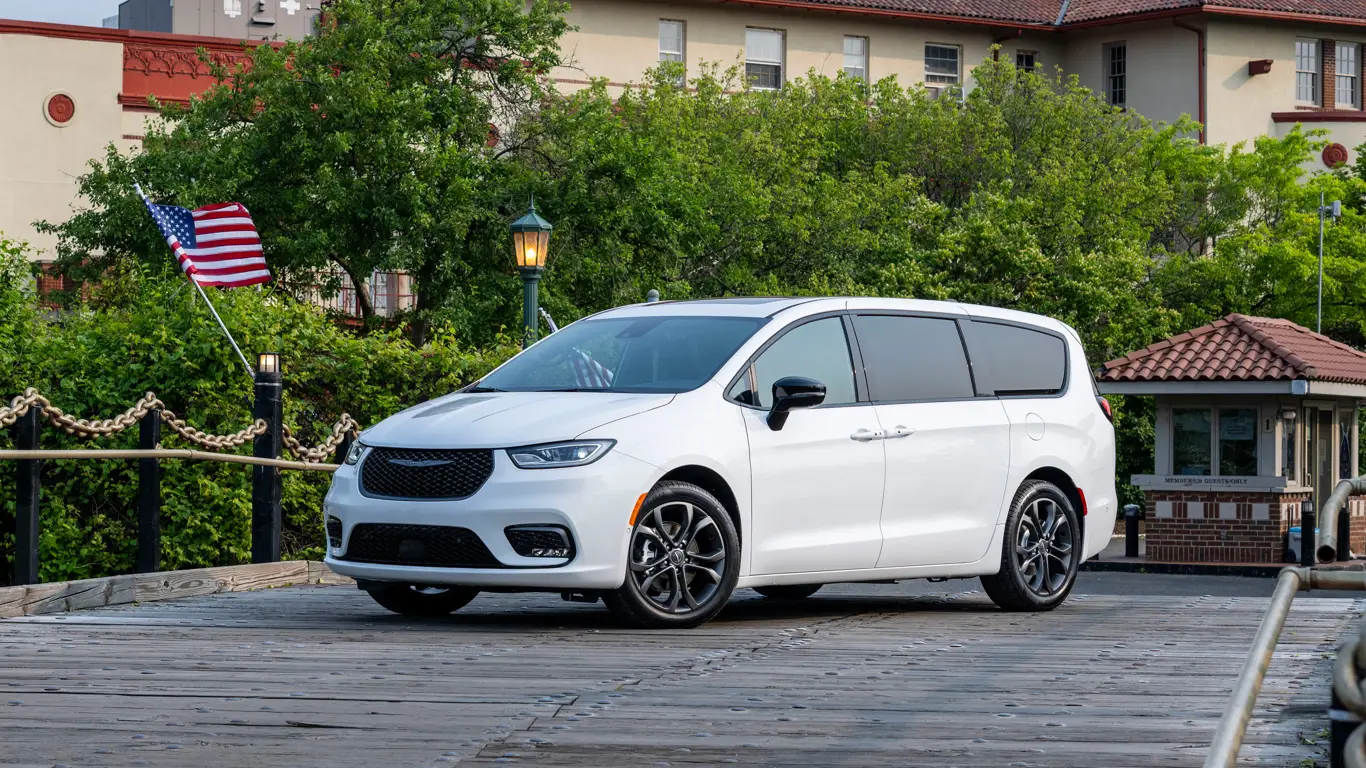 100 лет Chrysler: юбилейный Pacifica ограничился наклейкой за 1,5 тысячи долларов