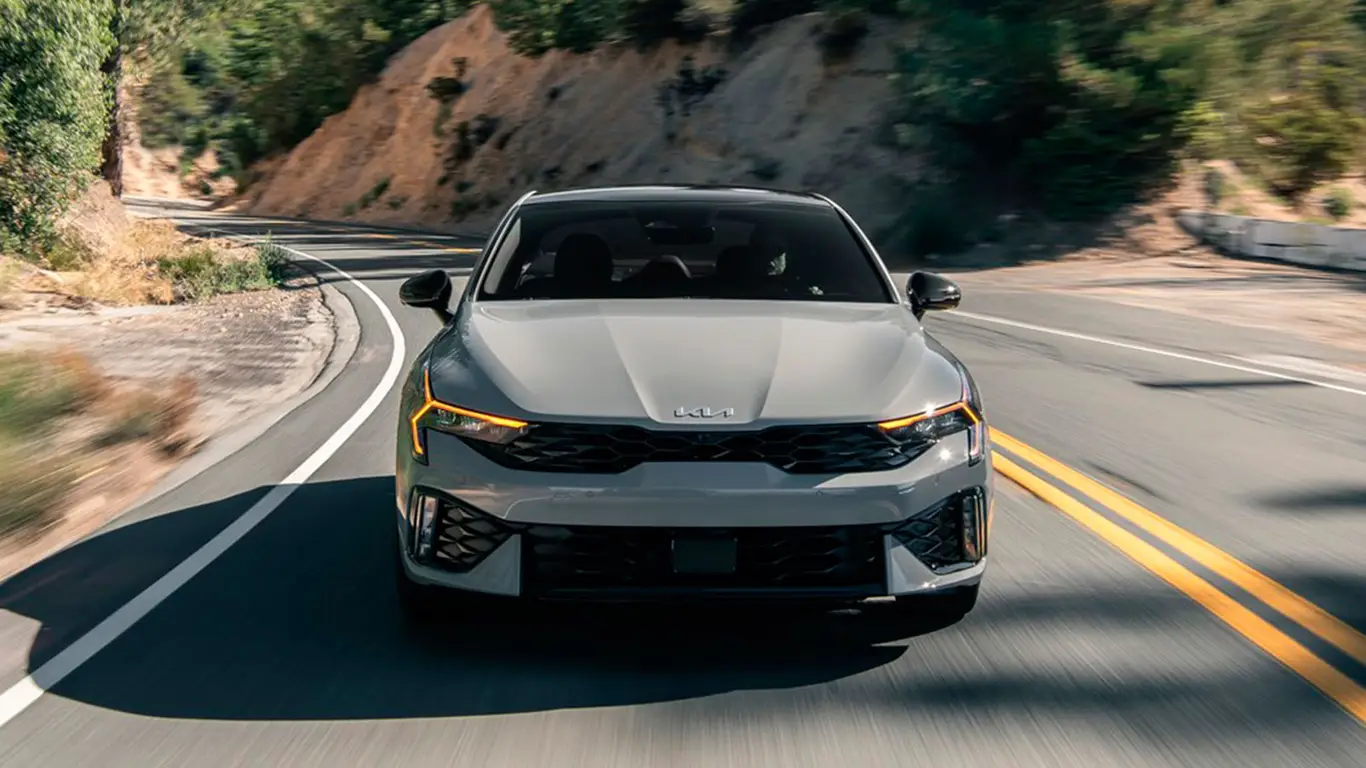 Мерцают фары или дергается глаз? Седаны Kia K5 маскируются под новогодние гирлянды