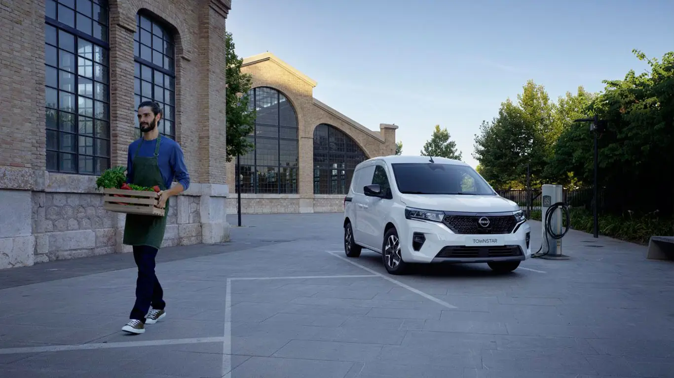 Семь мест и быстрая зарядка: Nissan прокачал свой фургон до максимума