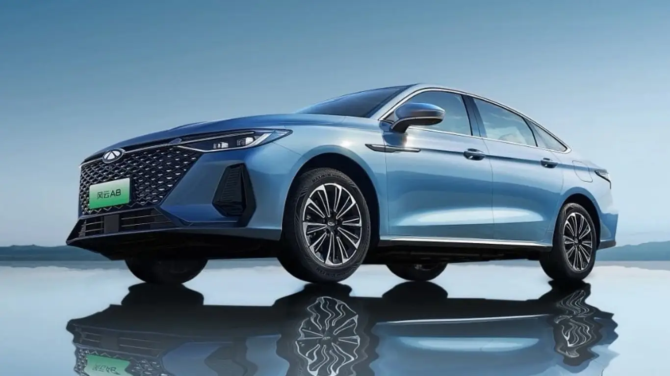 1400 км запаса хода по цене самой доступной LADA Granta: запущен гибридный аналог Весты