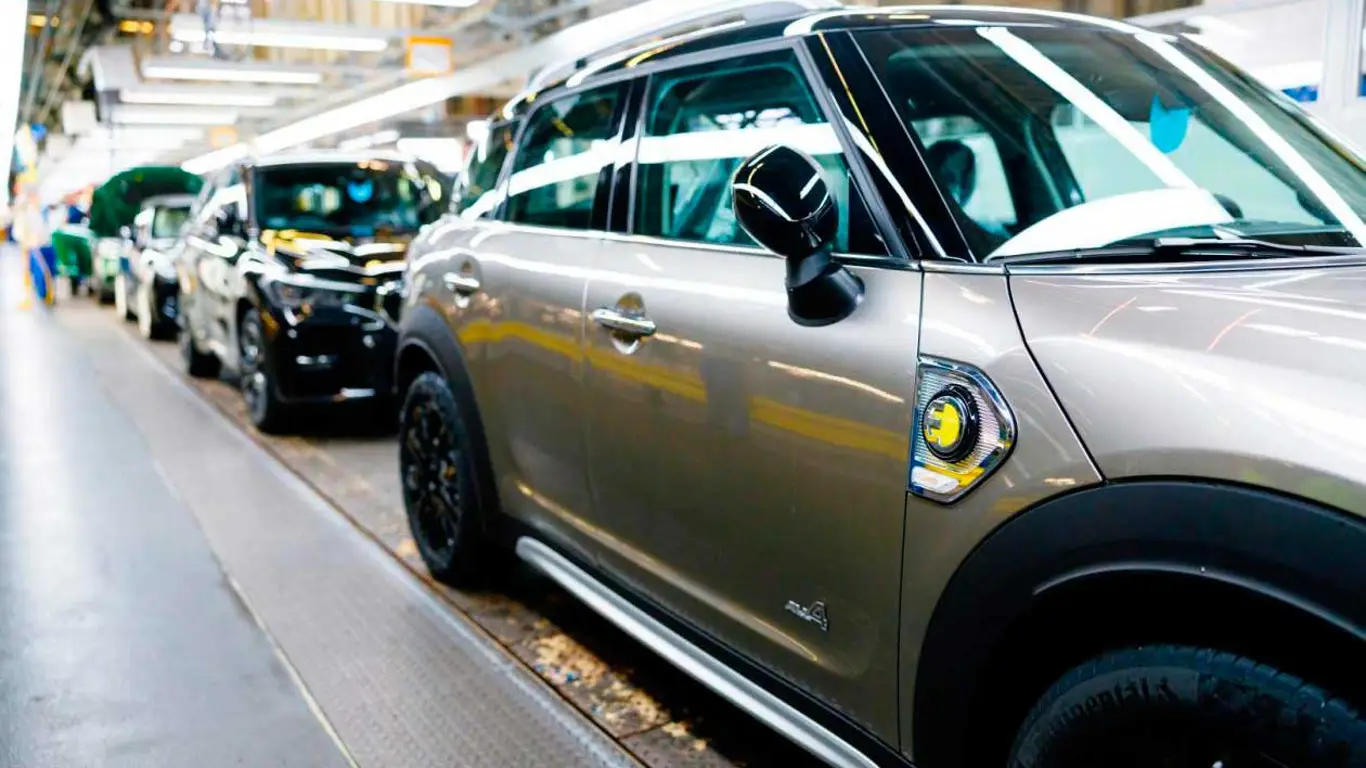 Черные полосы, красные крыши и цифровые ключи — MINI прокачала свои авто