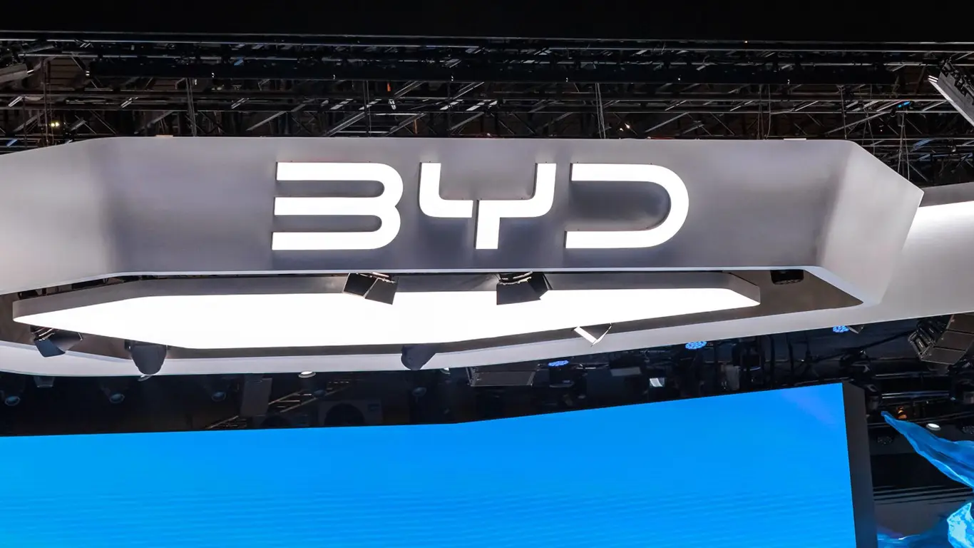 BYD готовит международный старт флагманского минивэна: он затмит LADA Largus и Toyota Alphard