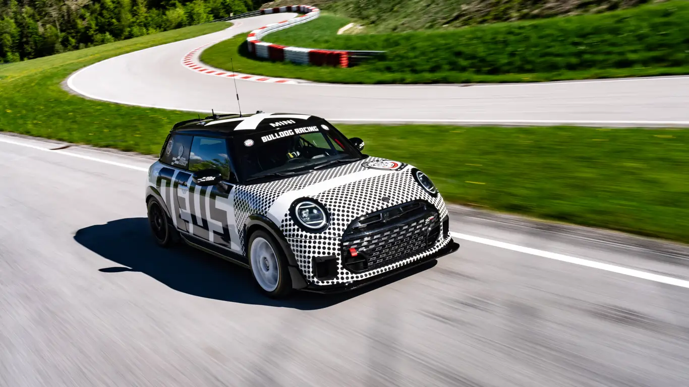 MINI снова в деле: John Cooper Works ждут 24 часа «зеленого ада»
