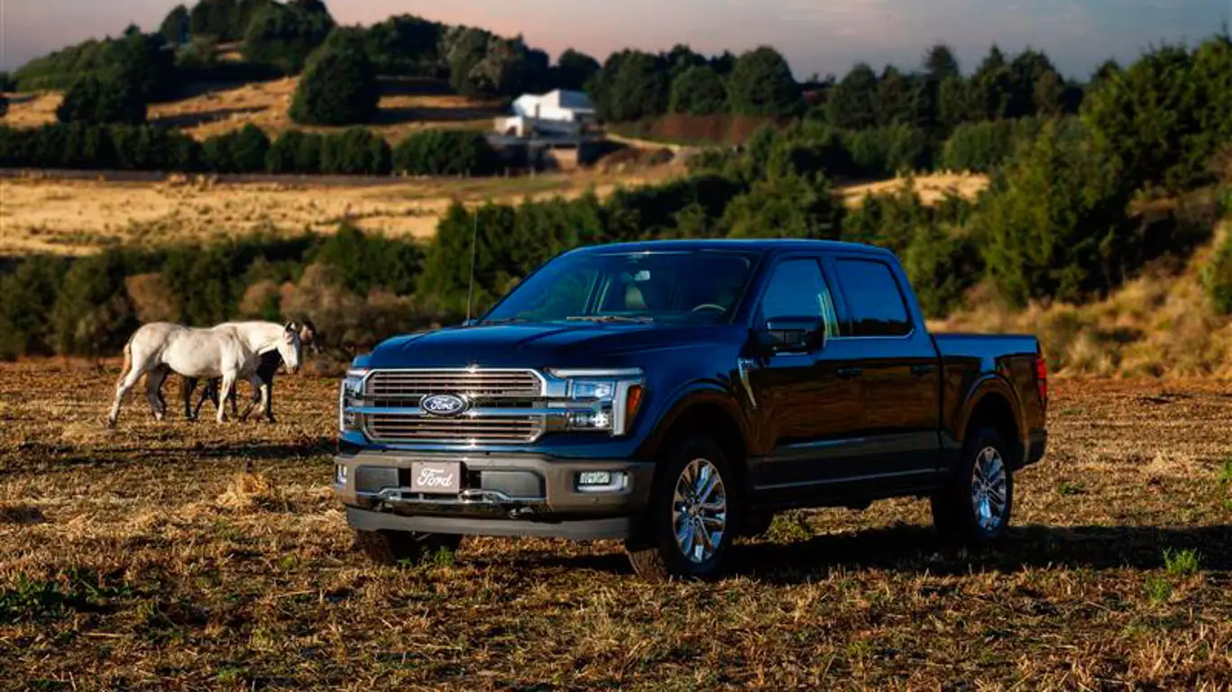 Все по-королевски: Ford отметил юбилей в Мексике пикапом, который массирует водителя и пугает ревом V6
