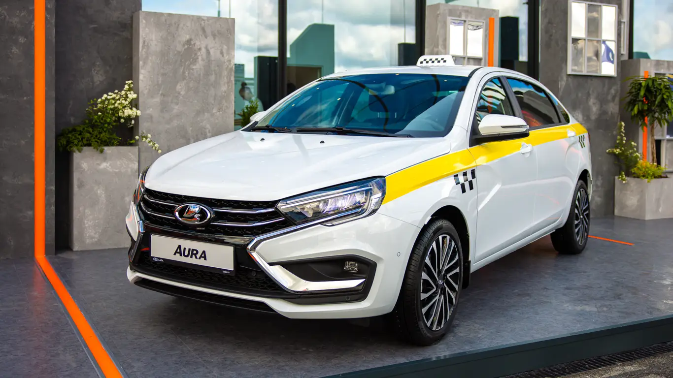 LADA Aura как замена устаревшей Toyota Camry: таксисты в России будут раскупать отечественную модель