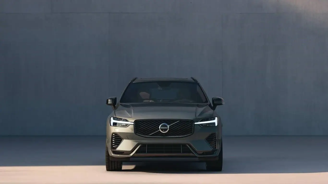 Тот самый Volvo с новым экраном и чипом: компактный шведский кросс стал на шаг ближе к флагману