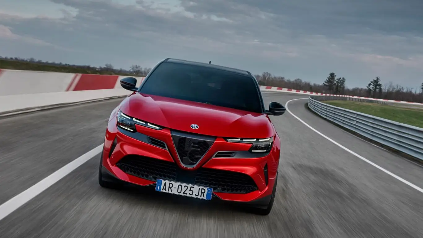 Старый дух – новая мощь: новый Junior стал подарком Alfa Romeo себе на 115-летие