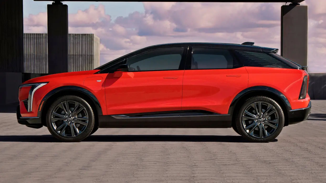 Cadillac готов бороться с BMW и Mercedes: новый электрокар покажет мощь заднего привода