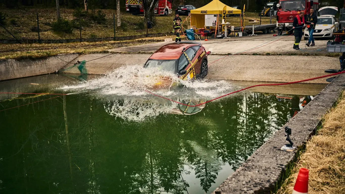 ADAC топит машины ради науки: выводы шокируют автомобилистов
