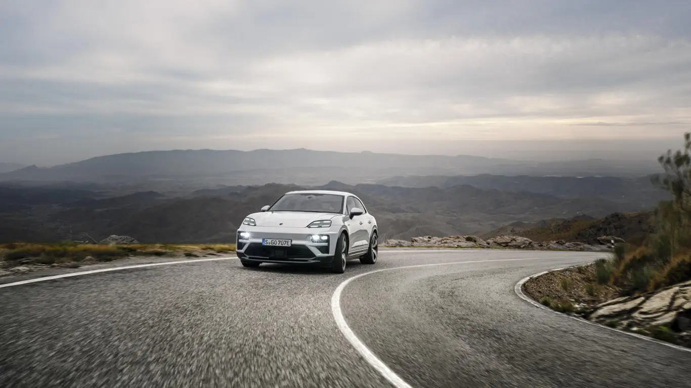 Первый электрокроссовер Porsche Macan в РФ: космическая цена и начинка