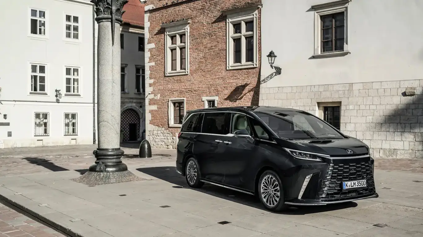 Возвращение роскоши: Lexus с массажными креслами и двумя местами в салоне продают в России