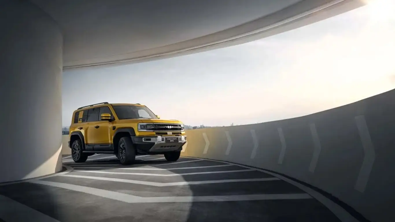 Китаец бросает вызов Defender: гибрид Denza B5 идет против британских ветеранов