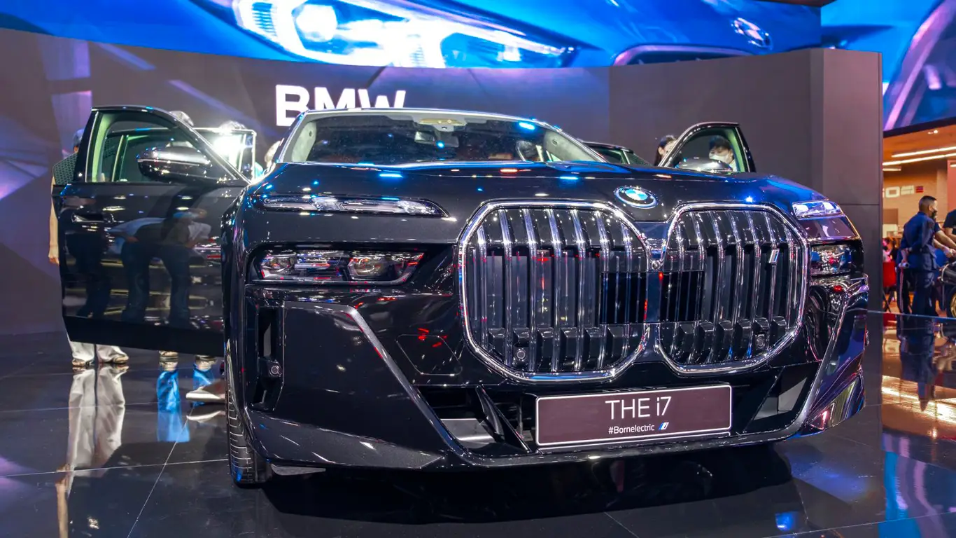 Старейший завод BMW перестанет выпускать обычные автомобили